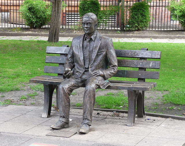 Alan-Turing-Statua-manchester_con_la_mela